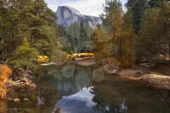  The autumn shallow river in mountain reserve Yosemite-park