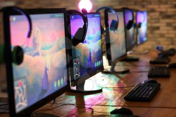 Computer monitors for video games tournament on table�