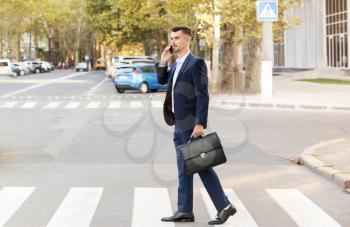 Handsome businessman on pedestrian crosswalk�