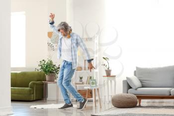 Cool senior man dancing at home�