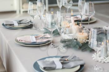 Beautiful table setting with Christmas decorations in living room�