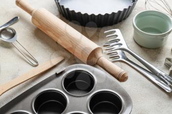Set of kitchen utensils for bakery on grey background�