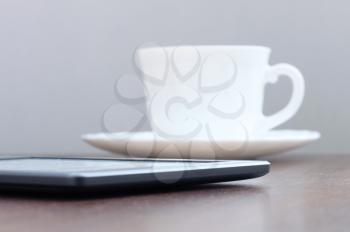 Device and cup of tea on tea