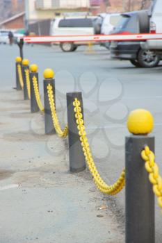 Yellow chain of an obstacle on columns abreast