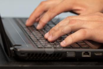 Work with your fingers on the keyboard on a laptop
