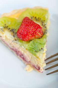 kiwi and strawberry pie tart with lemon custard cream and spices