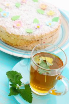 mint tea and sponge cake with flowers