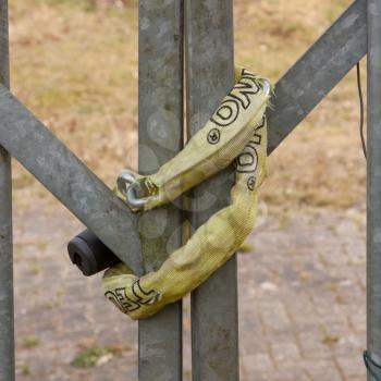 A chain hanging on a abandoned gate (Holland)