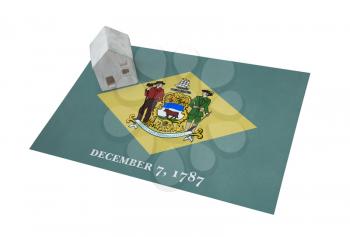 Small house on a flag - Living or migrating to Delaware