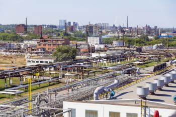 A complex oil refinery for making gasoline