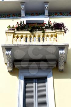 red  europe  italy  lombardy        in  the milano old   window closed brick      abstract grate   flower