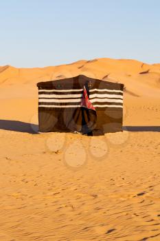 empty quarter and nomad tent of berber people in oman the old desert 