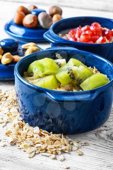 Porridge oats with pomegranate seeds and kiwi