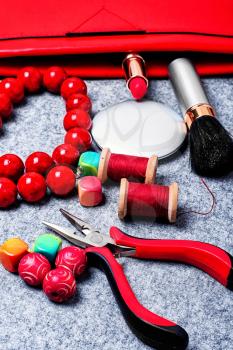 Set of tools and accessories for making necklaces
