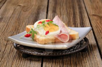 White bread with boiled egg and ham