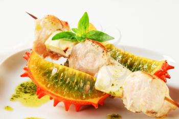 Chicken and aubergine skewer with pesto sauce and Kawani fruit