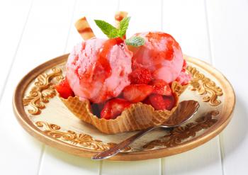 Ice cream with fresh strawberries in wafer bowl