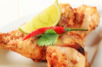 Spicy chicken drumsticks with crispy skin - detail