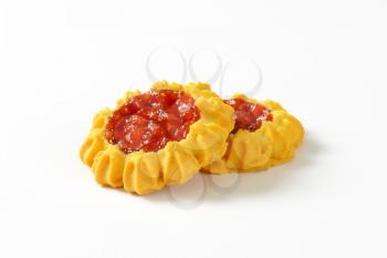 Flower-shaped cookies with jam center