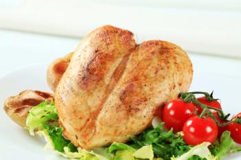 Chicken breast with roasted potatoes and green salad
