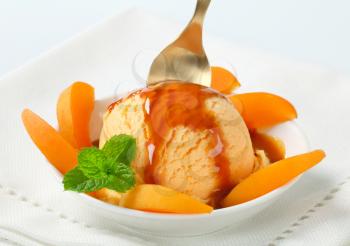Ice cream with fresh apricots and caramel sauce