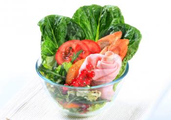 Fresh vegetable salad with ham and crostini