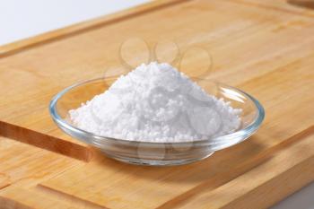 Heap of edible salt on small glass plate