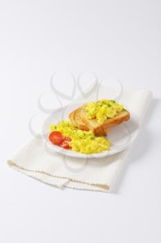 scrambled eggs with toasted white bread