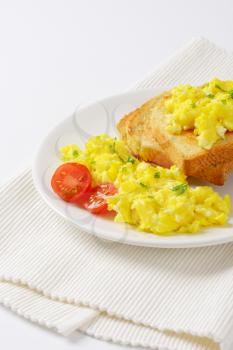 scrambled eggs with toasted white bread