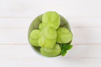 bowl of whole peeled kiwi fruits