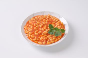 plate of baked beans in tomato sauce
