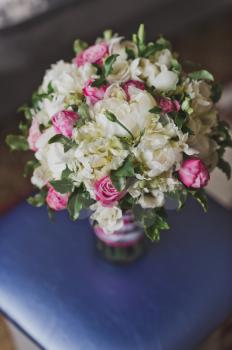 Delicate bouquet of white roses in a vase.