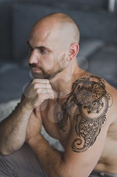An example of applying mehendi on the male body.