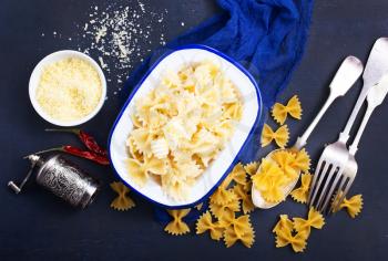 Pasta sprinkled with cheese , pasta in bowl