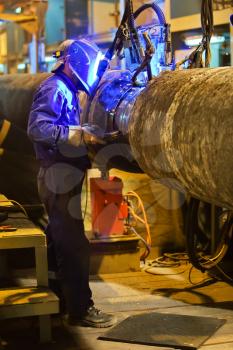 Butt welding underwater pipeline using automatic equipment. Mobile system for welding pipelines. The construction of an underwater gas pipeline. Plasma welding.