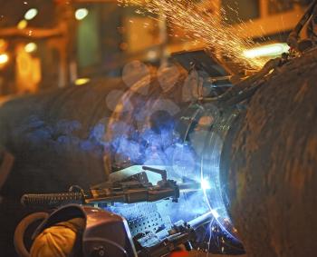 Butt welding underwater pipeline using automatic equipment. Mobile system for welding pipelines. The construction of an underwater gas pipeline. Plasma welding.