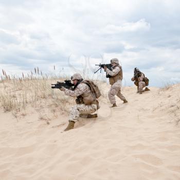 US marines run through the desert through the military operation