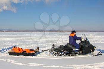 Rescuers transported the victim to the sledge on the ice