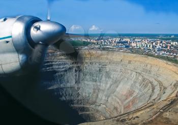 The view from the window of a passenger plane during the flight over the mine, the propeller of the aircraft engine.