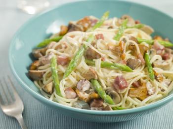 Royalty Free Photo of Linguine With Girolle Mushrooms Asparagus and Pancetta