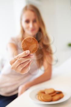 Woman Eats Ginger Biscuit To Stop Nausea Of Morning Sickness
