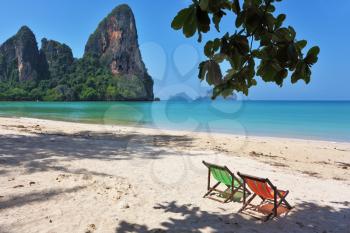 Beach, lounges, sea, sky ... Island in the Gulf of Thailand, the tourist season
