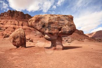  The famous giant mushroom of red sandstone and dazzling sun. American desert.
