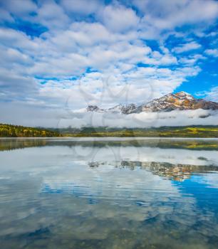  Cold autumn morning. Pyramid Lake in the Canadian Rockies. The concept of leisure and tourism