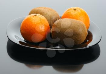 Royalty Free Photo of Kiwis and Oranges on a Plate