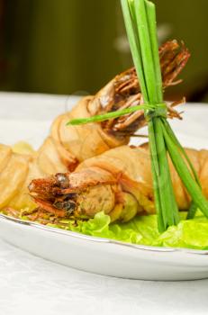 shrimps, with lettuce, green onion, lemon and black olive