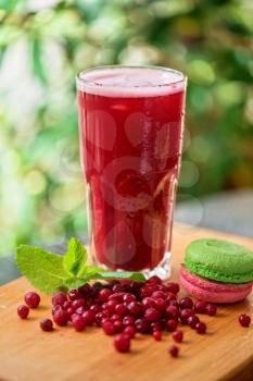 Summer cranberries smoothie with macaron