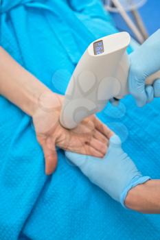 Procedure for palm against hyperhidrosis