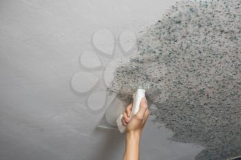 Pasting liquid wallpaper in the apartment