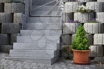 Garden staircase made of natural granite and a wall made of expanded clay concrete rings